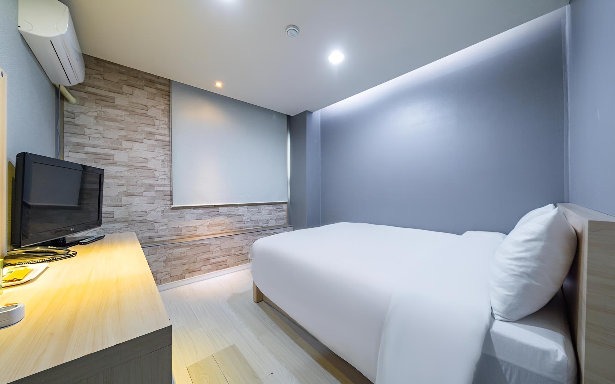 Room (Standard room (OTT Available)) - Photo 10