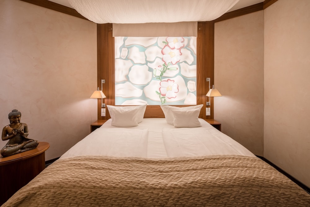 Suite, 1 King Bed, Balcony - Photo 1