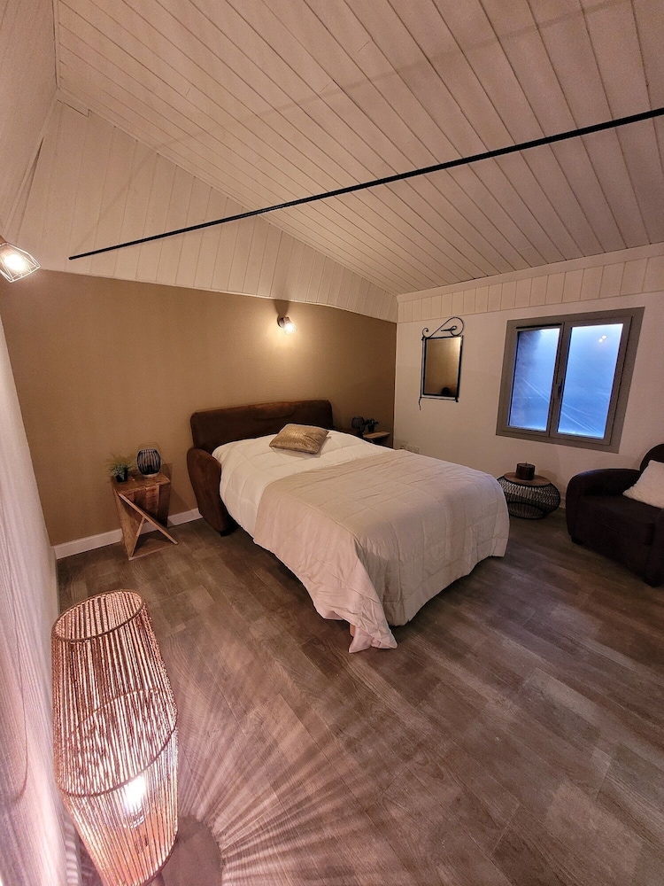 Comfort Double Room, Ensuite, Mountain View (Doux Refuge) photo 2