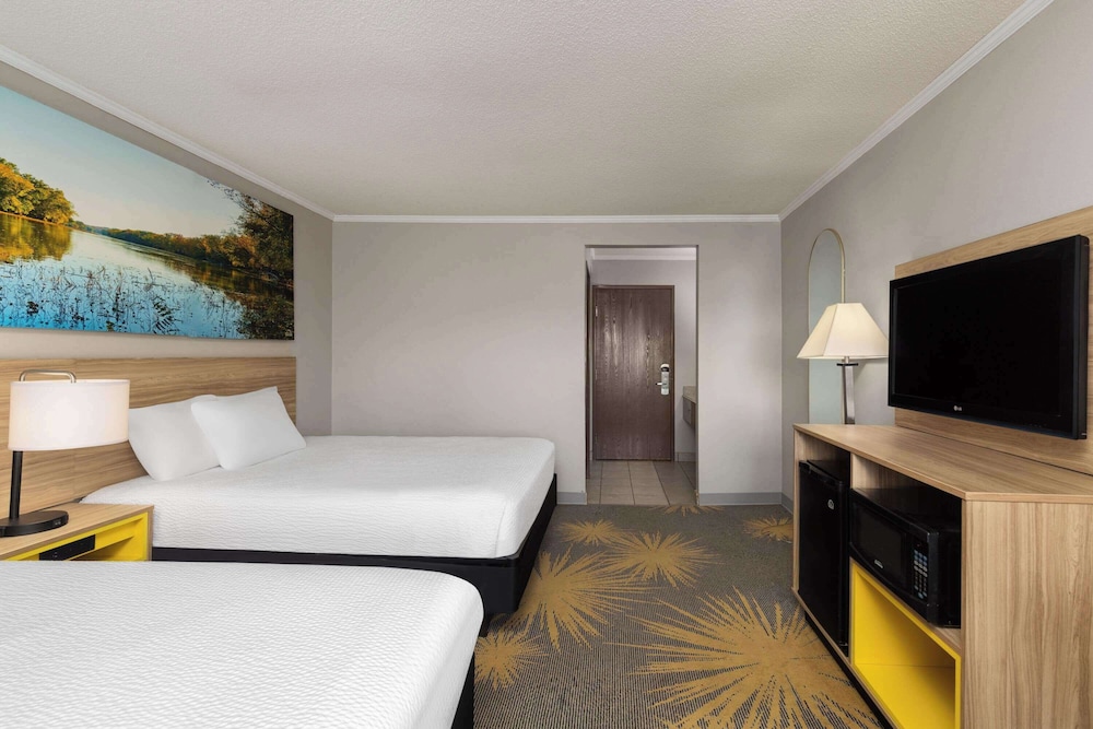 Room, 2 Queen Beds, Non Smoking - Photo 1