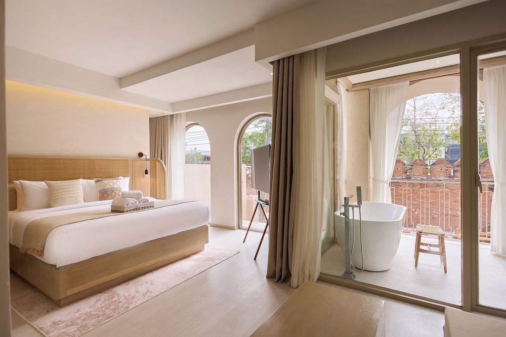 Deluxe Suite, City View