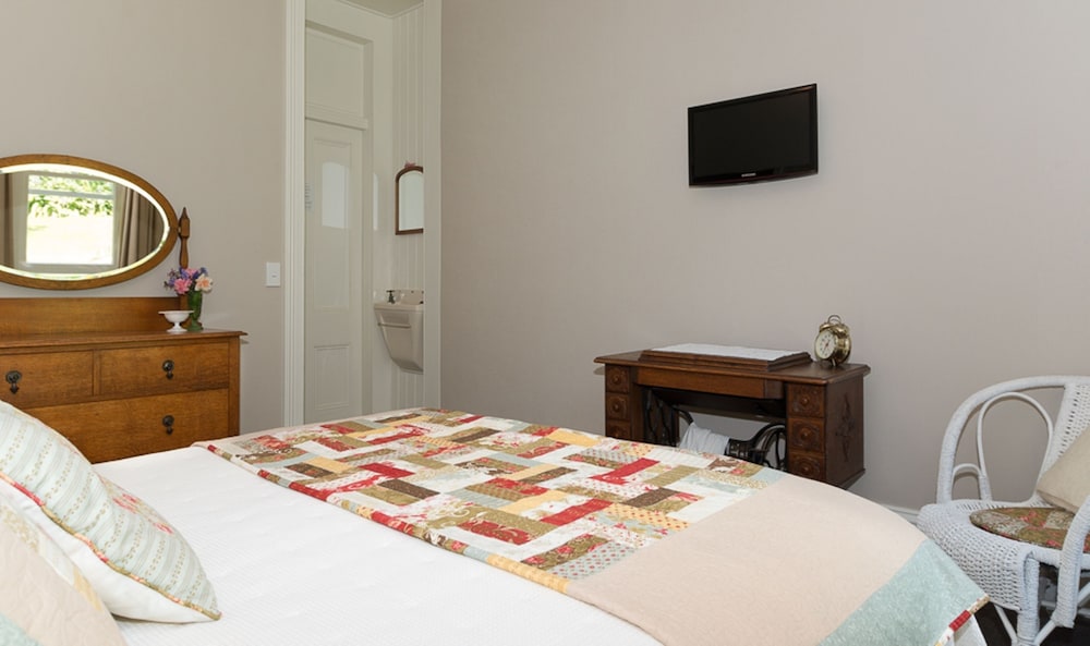 Room, 1 Queen Bed, Garden View (Rutherford) photo 2