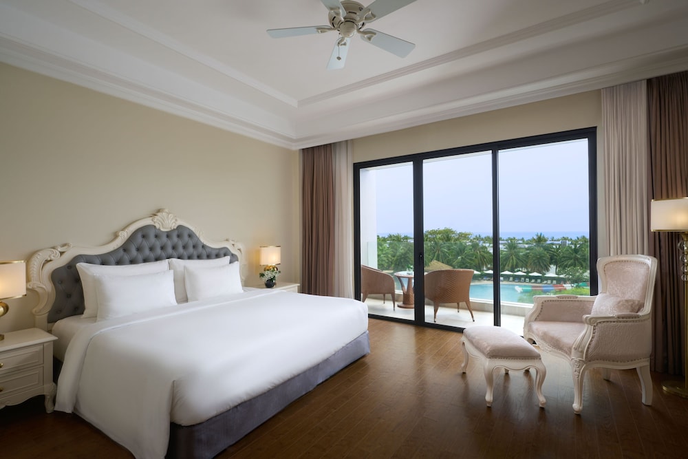 Deluxe Room, 1 King Bed, Pool View