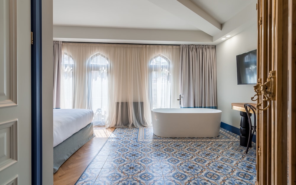 Deluxe Double Room, 1 Queen Bed, Bathtub, City View photo 3