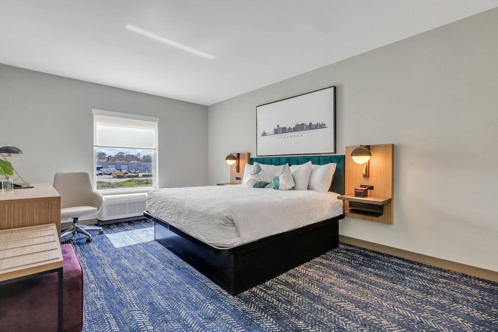 Standard Suite, 1 King Bed - Photo 2