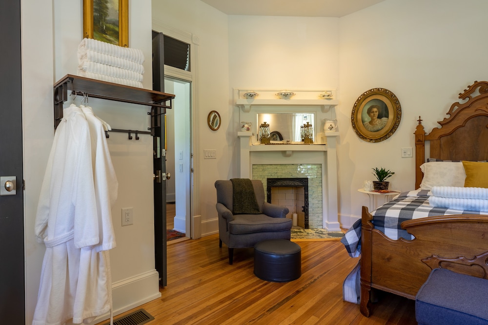 Classic Room, 1 Queen Bed photo 1