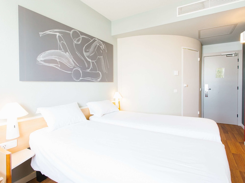 Standard Room, Multiple Beds - Photo 2