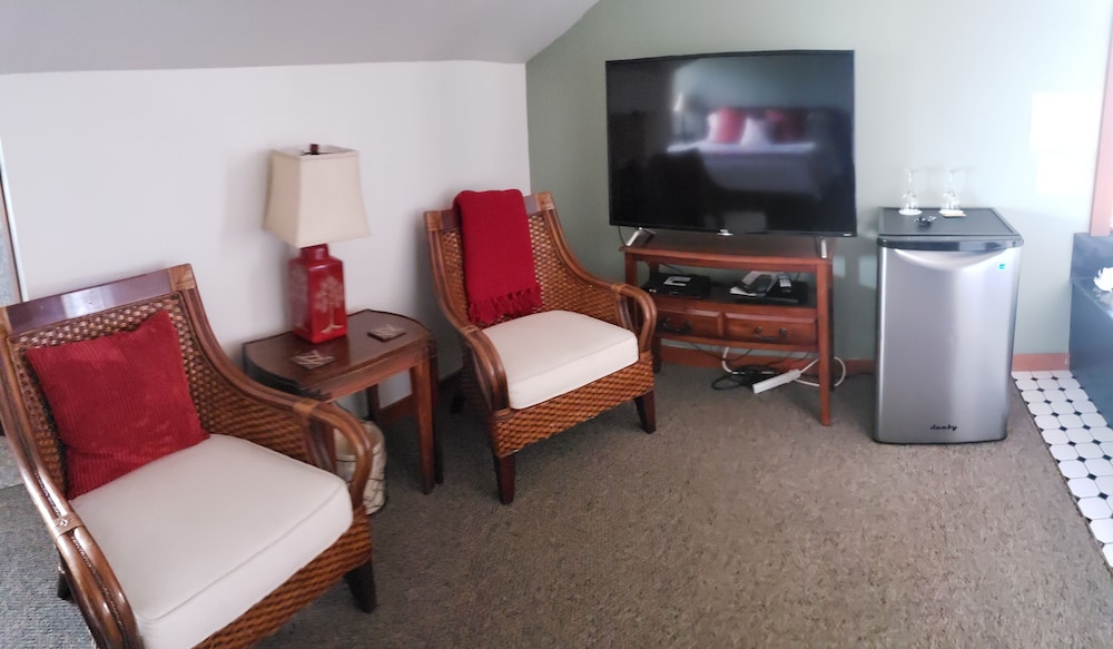 Romantic Suite, 1 King Bed, Jetted Tub photo 2