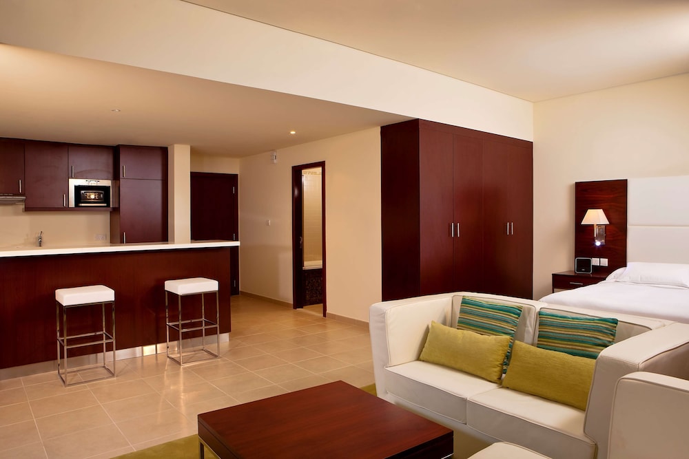 King Junior Suite With Balcony - Photo 4