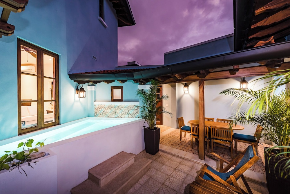 Townhome de lujo, Múltiples camas, Piscina privada, Vista a la ciudad (1 Calle la Ronda | 4 hab | 4.5 baños)