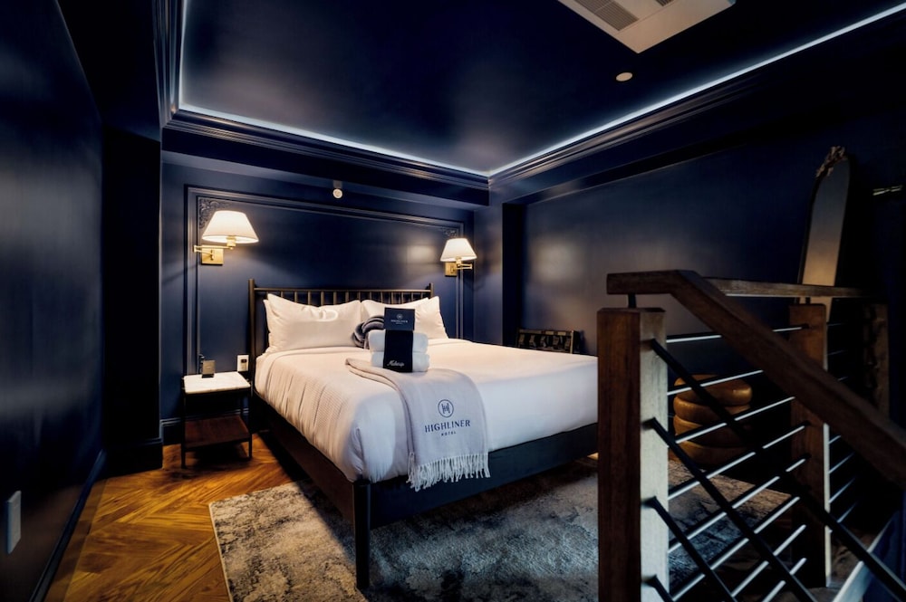 Lofted Queen Suite-Room 8