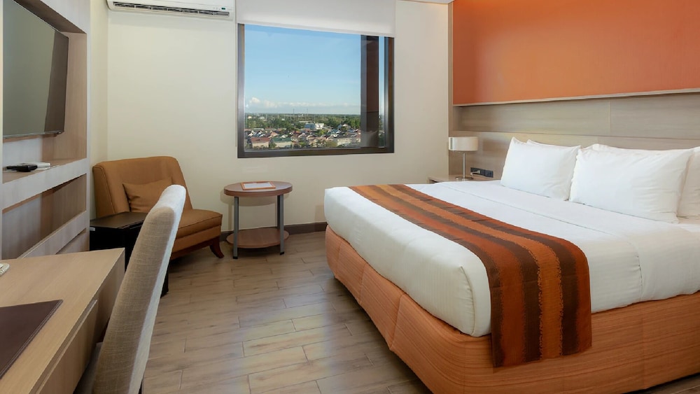 Deluxe Room, 1 Queen Bed photo 2