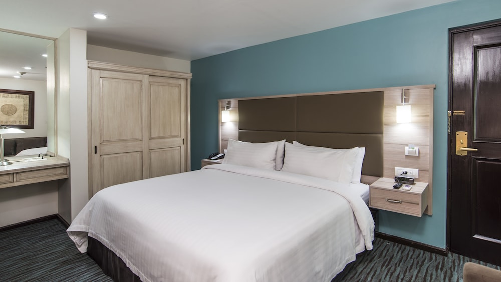 Standard Room, 1 King Bed - Photo 4