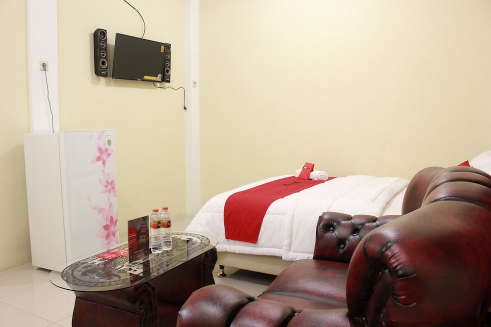 Suite (Reddoorz) photo 2
