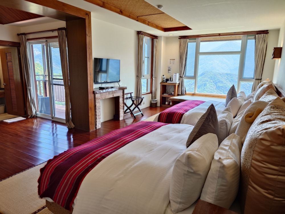 Signature Quadruple Room, 2 Queen Beds, Balcony, Mountain View (Bamboo)