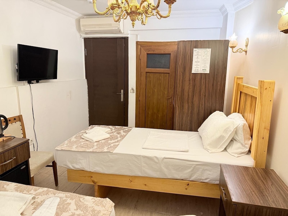 Economy Triple Room photo 3