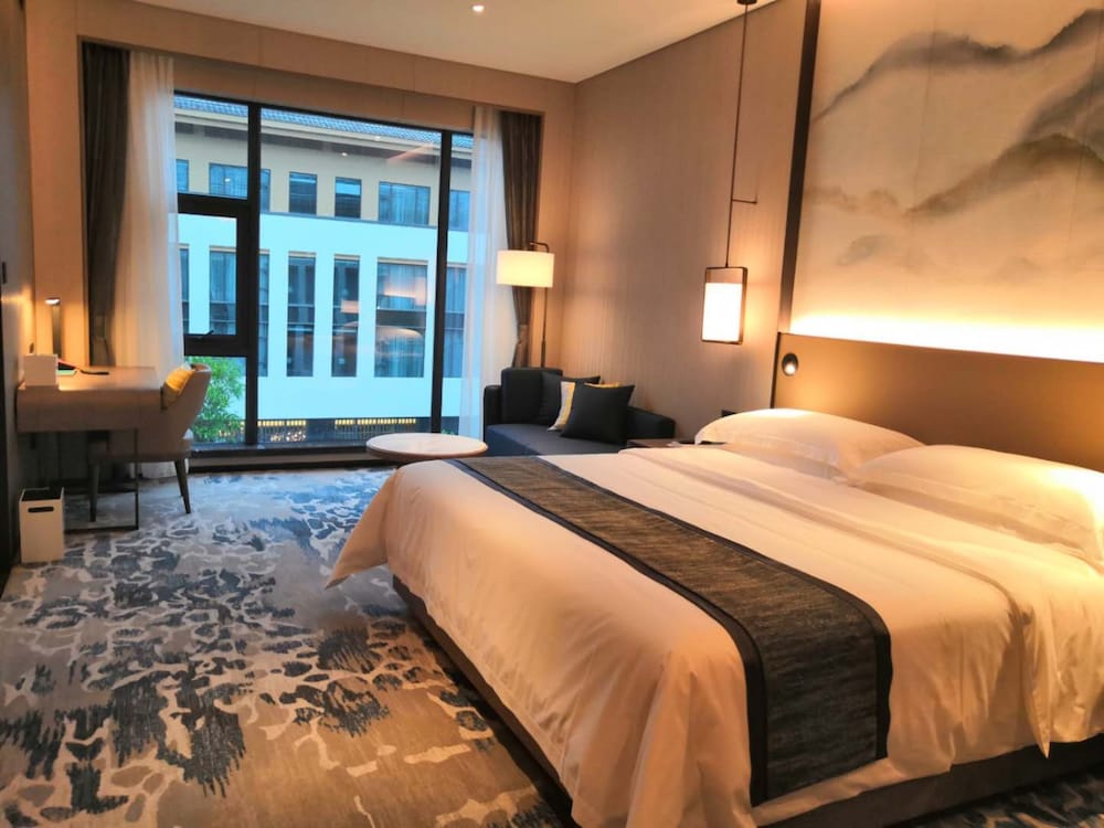 Deluxe Queen Room with Garden View photo 1