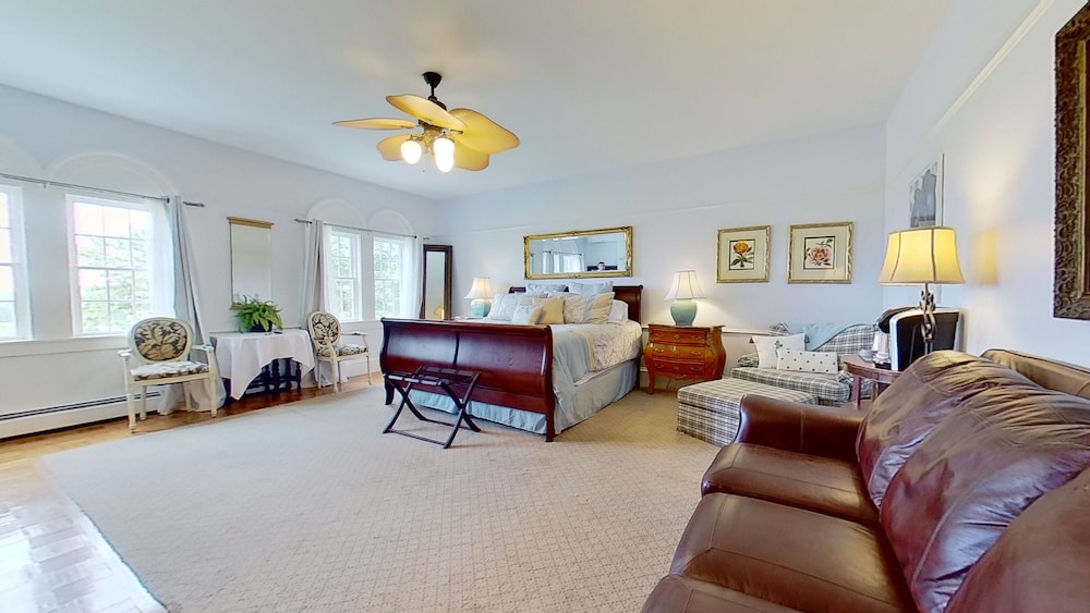 Honeymoon Room, 1 King Bed with Sofa bed, Jetted Tub, Hill View