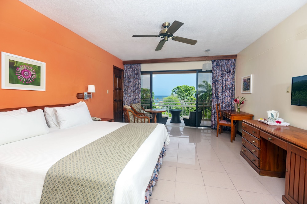 Deluxe Room, 1 King Bed, Garden View - Photo 1