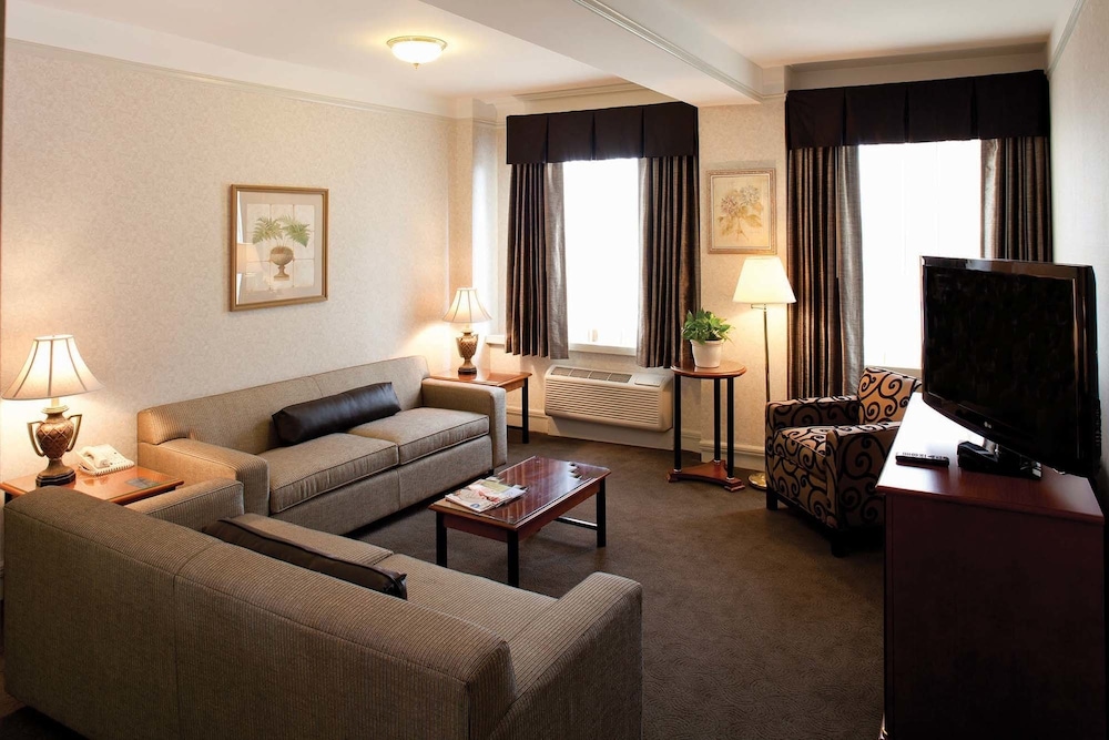 Suite, 1 King Bed (Churchill)