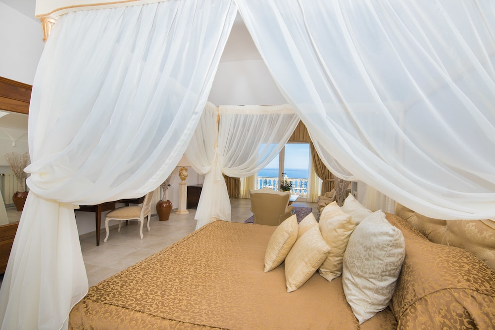 Honeymoon Suite, 1 King Bed, Sea View photo 2