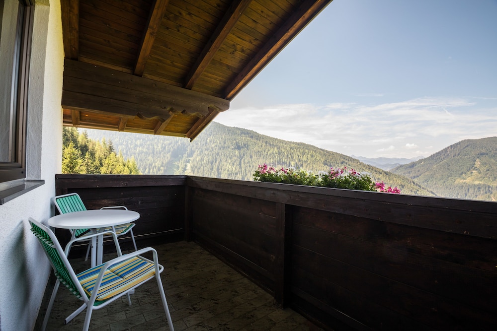 Basic Triple Room, 1 Bedroom, Balcony, Mountain View photo 2