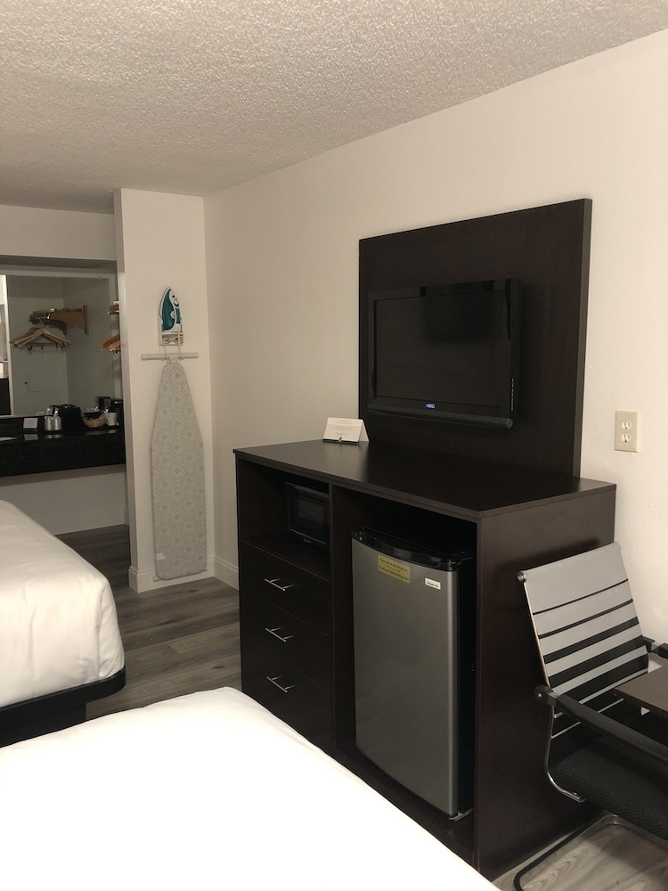 Standard Room, 2 Queen Beds, Non Smoking - Photo 3