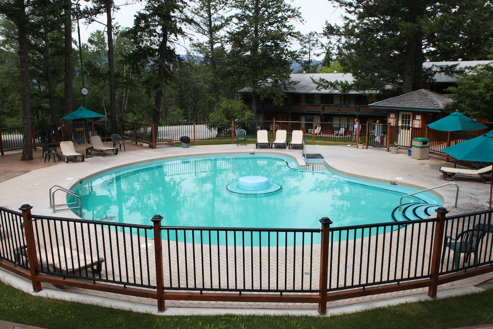 Classic Room, 2 Queen Beds, Pool View photo 3