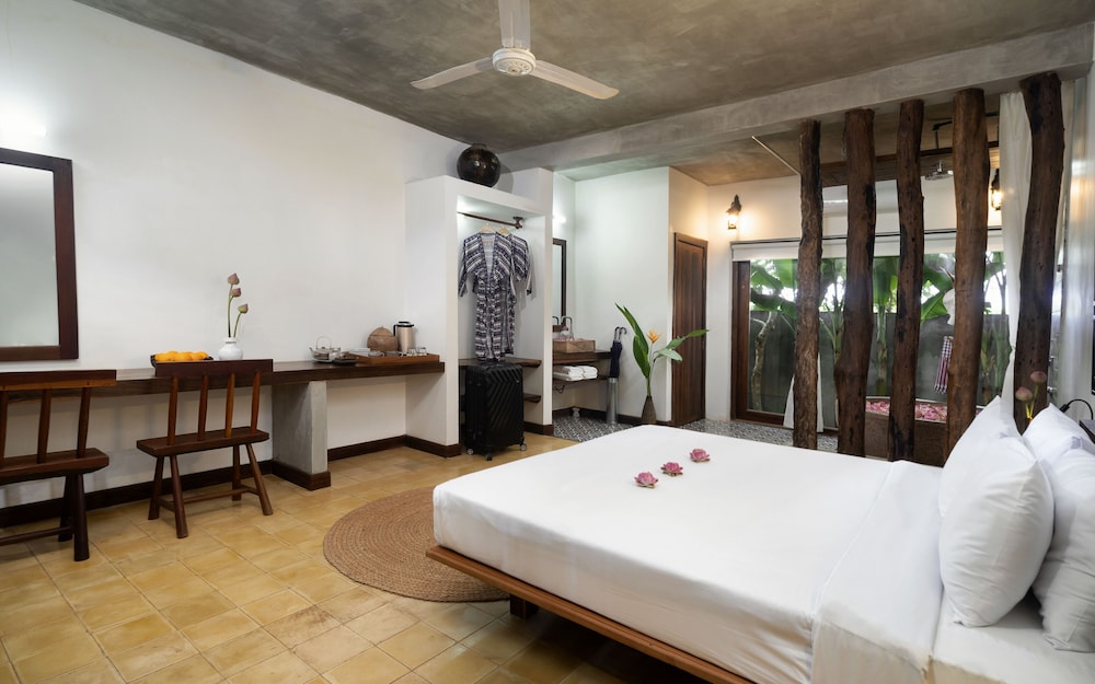 Deluxe Double Room with Pool View - Photo 7