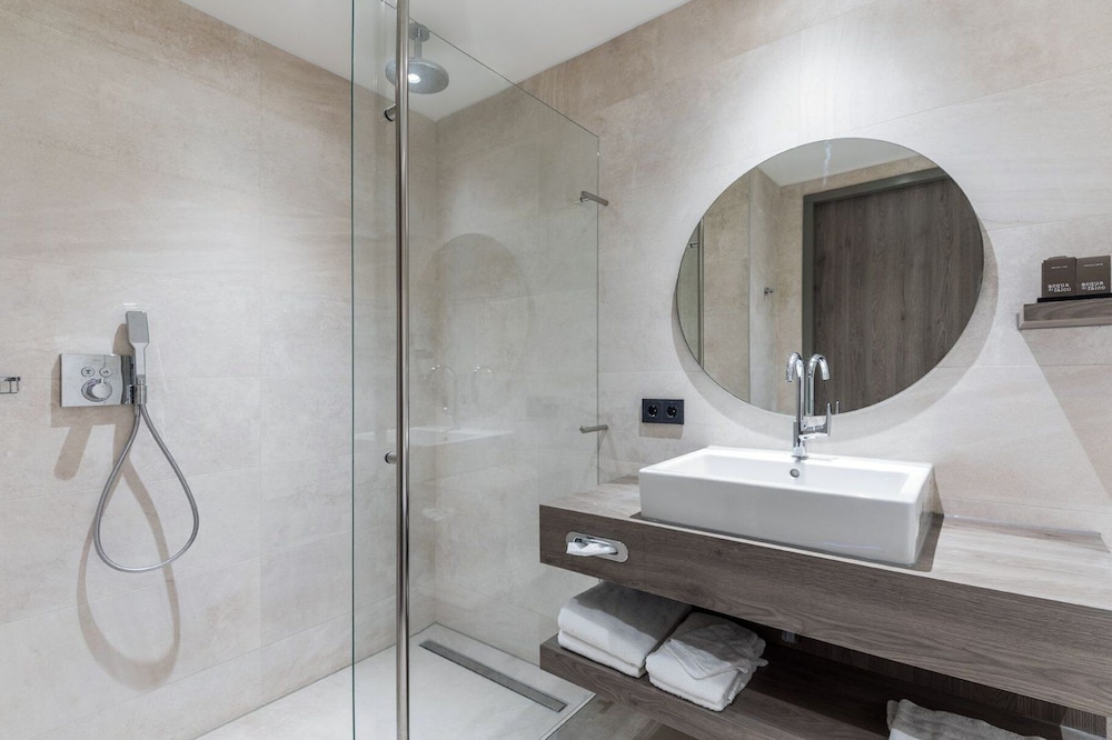 Comfort Room, Bathtub photo 3