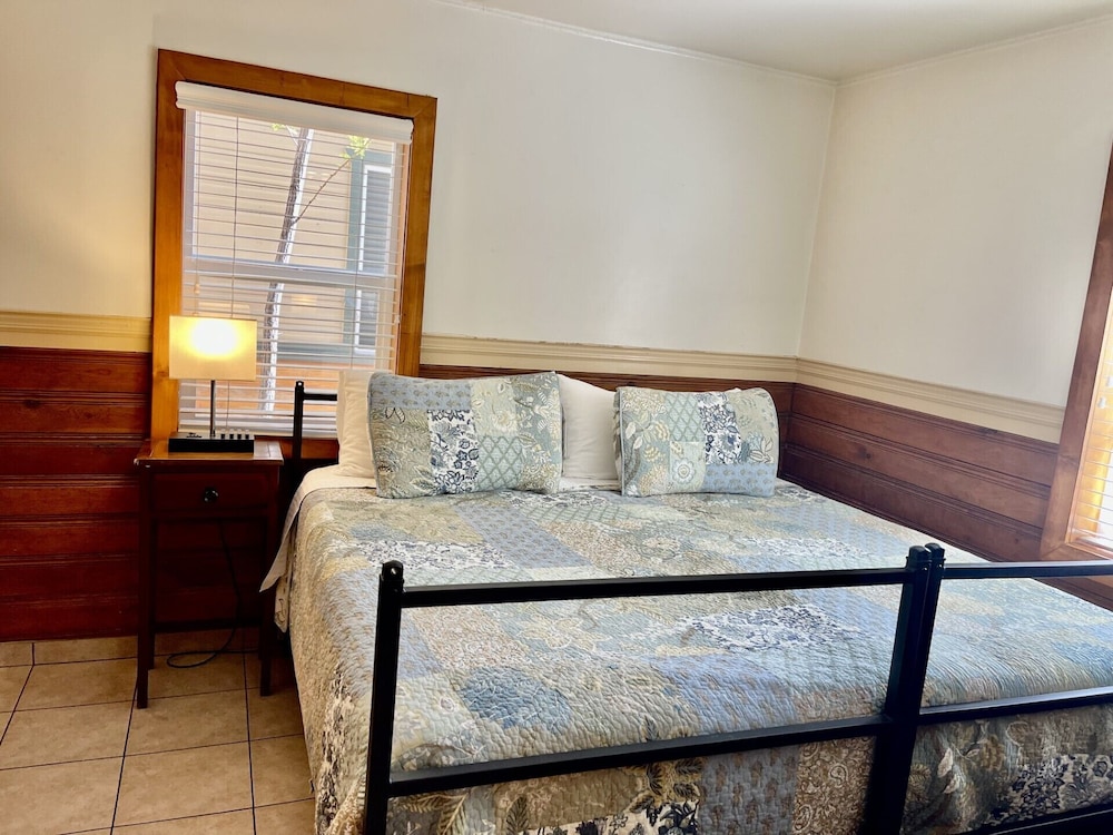 Family Cabin, 1 Queen Bed with Sofa bed, Private Bathroom, Mountain View (007 1BR 1Q)