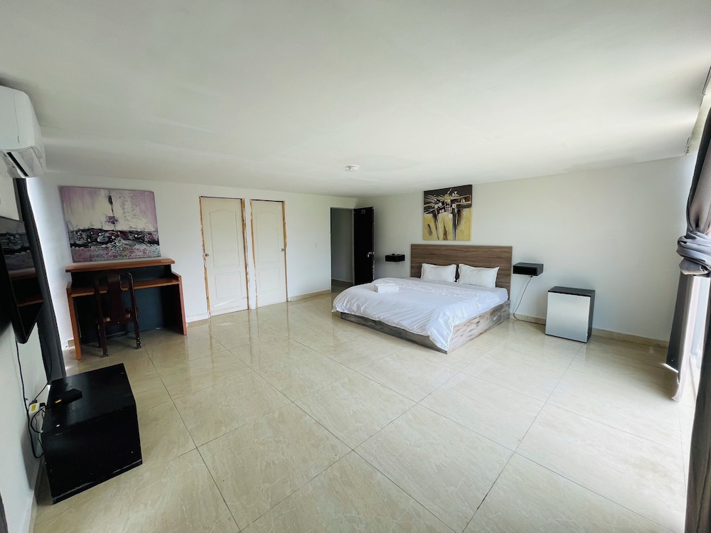 Room, 1 King Bed, Courtyard View photo 3