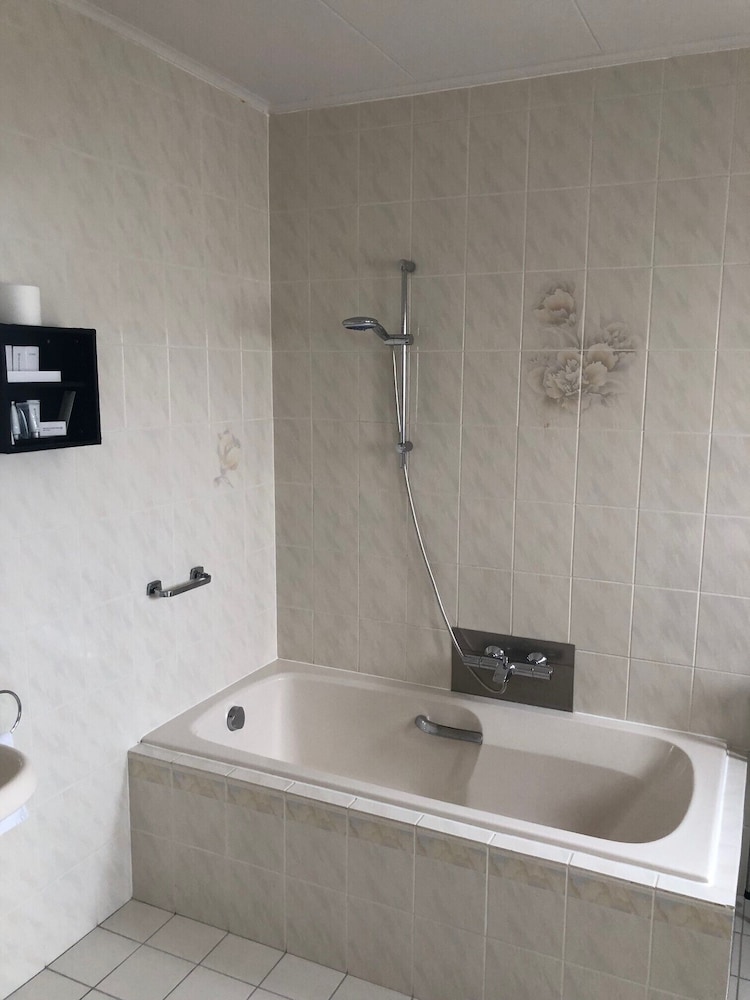 Basic Double Room, 1 Queen Bed photo 2