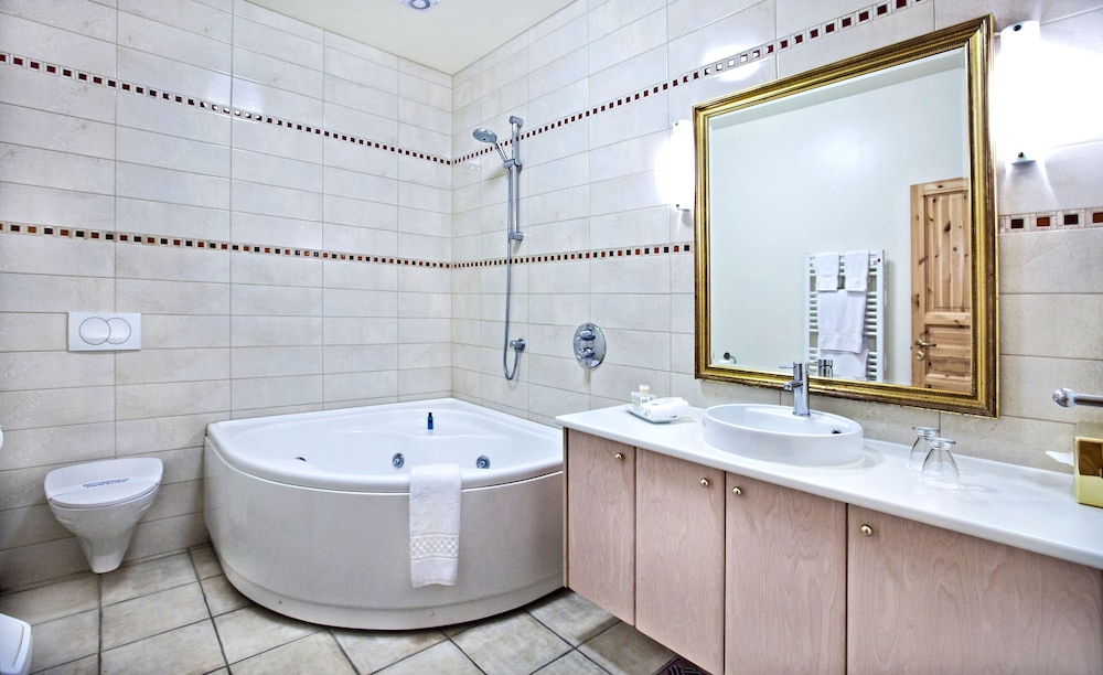 Deluxe Double or Twin Room with Jetted Bathtub