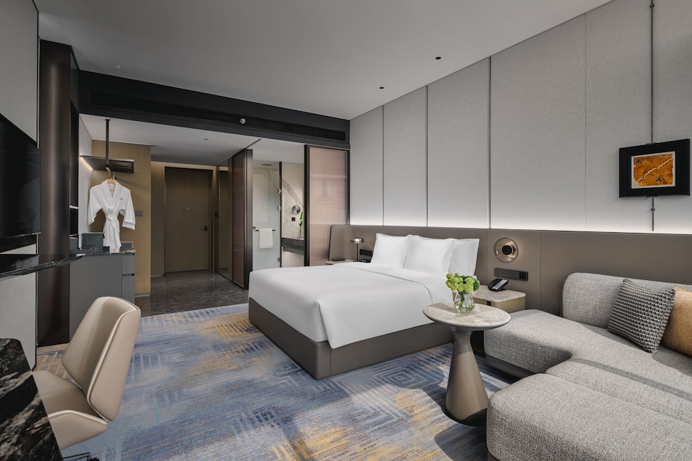 Standard Room, 1 King Bed photo 3