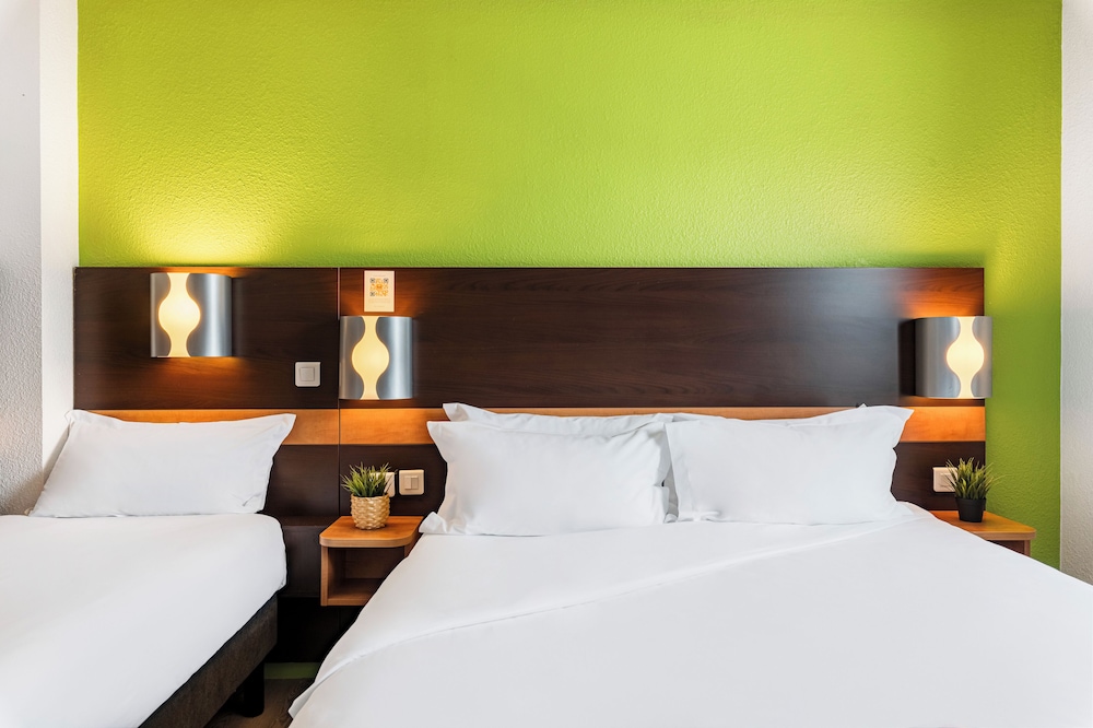 Comfort Room, Multiple Beds - Photo 1