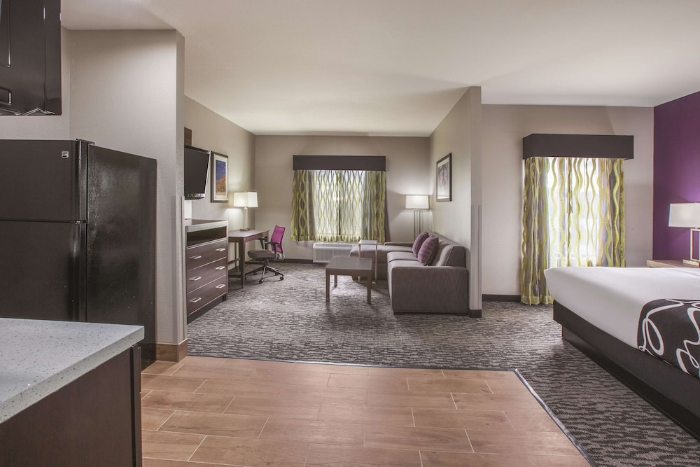 Deluxe Suite, 1 King Bed, Non Smoking - Photo 3