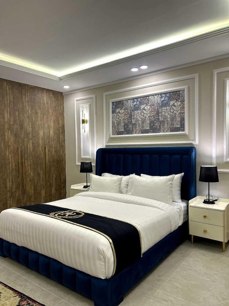 Classic Suite, 1 Queen Bed, Non Smoking, Pets Not Allowed