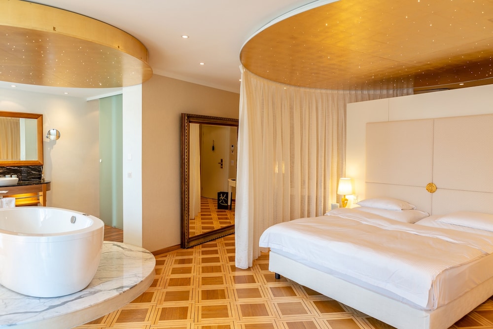 Romantic Suite, 1 King Bed, Balcony, River View - Photo 3