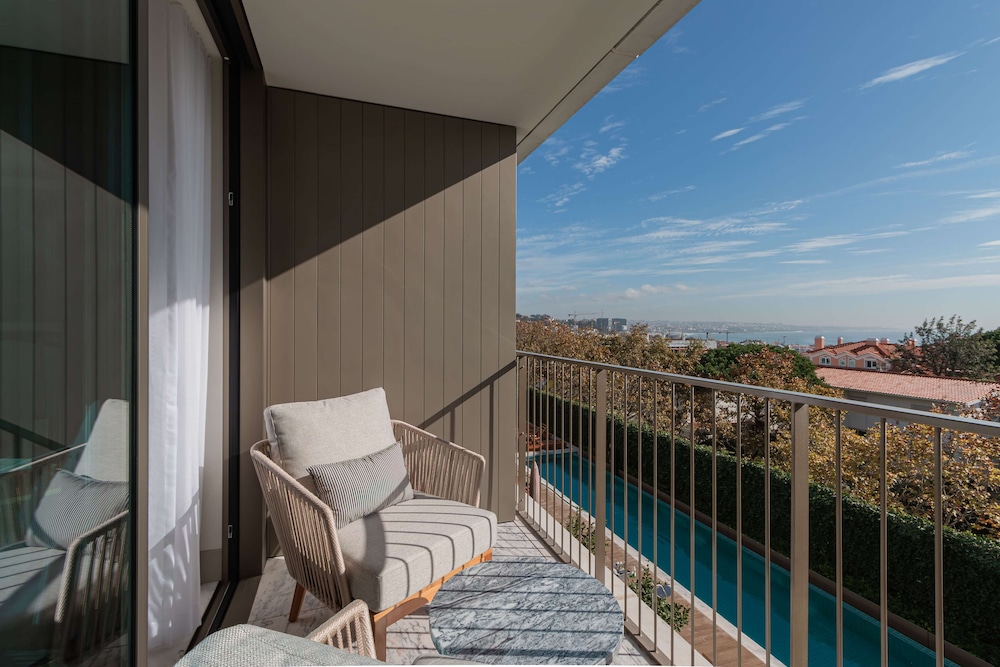 Suite, 1 King Bed (Legacy)