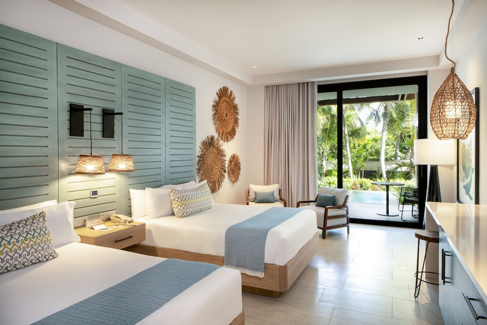 Adults Queen - Swim Up Junior Suite