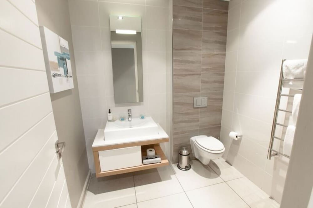 Luxury Two-Bedroom Apartment - Photo 7