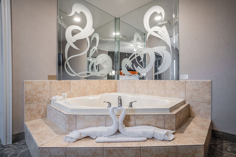 Deluxe Queen Suite with Jetted Tub-Separate Living Room photo 2