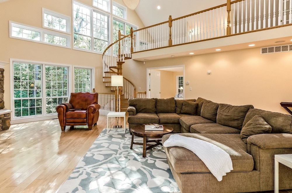 Luxury Cottage, 5 Bedrooms, Beach View photo 1