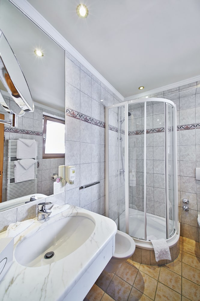 Standard Double Room, 1 King Bed, Balcony, Mountain View photo 2