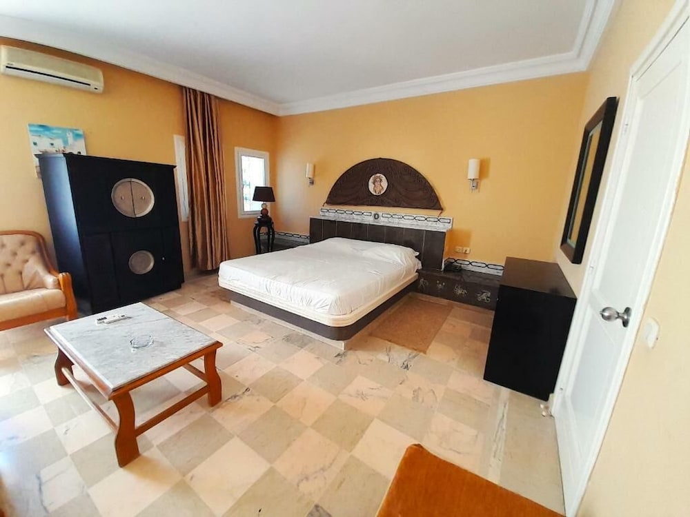 Suite - Photo 1