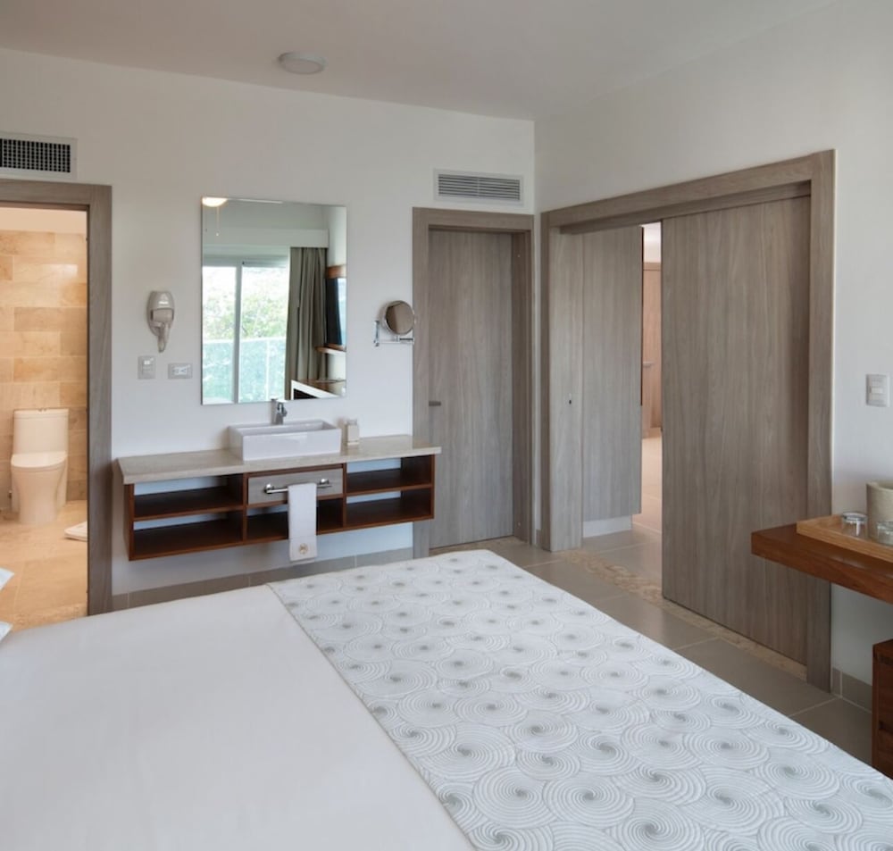 Junior Studio Suite, 1 King Bed, Balcony, Pool View photo 2