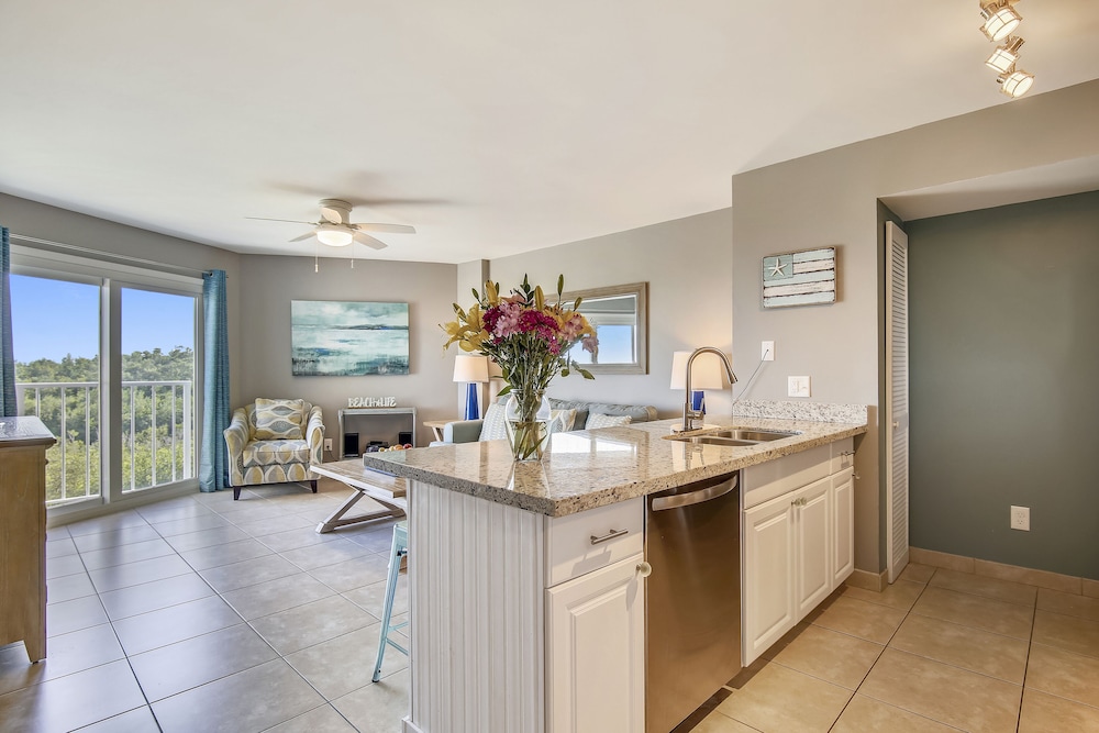 Deluxe Room, 1 Queen Bed with Sofa bed, Ocean View (Signature 1 Bedroom Partial OV Suite) - Photo 4