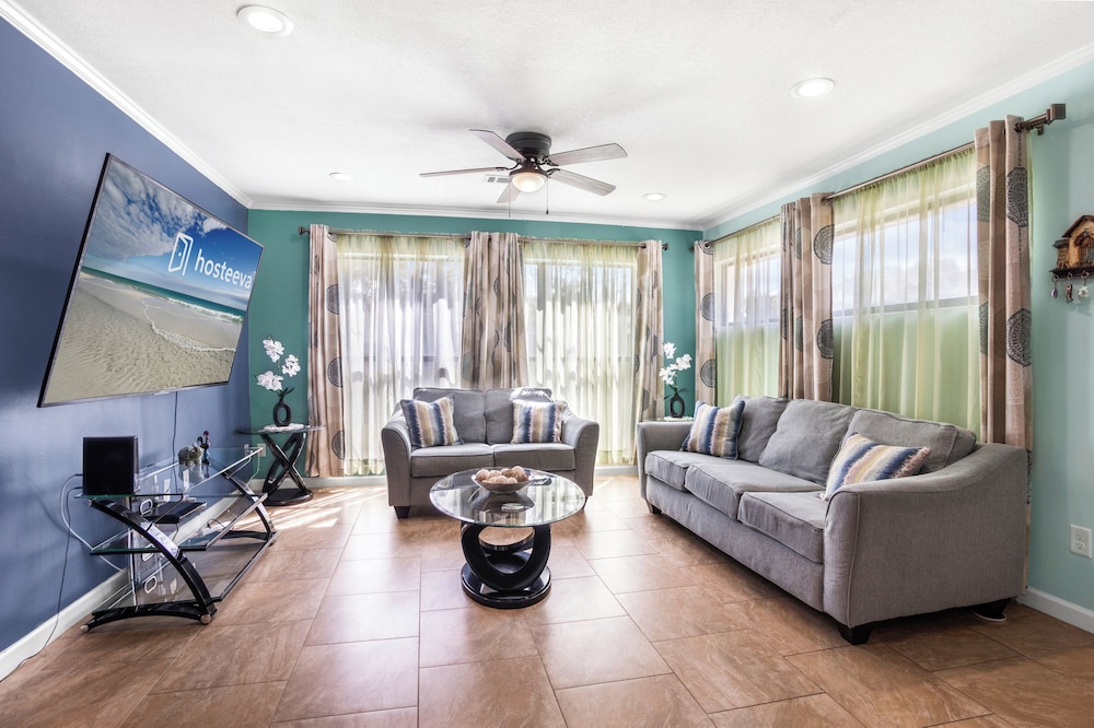 Signature Townhome, 4 Bedrooms, Non Smoking, Pets Allowed