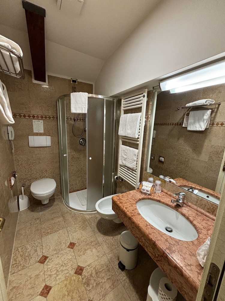 Single Room thumbnail 5